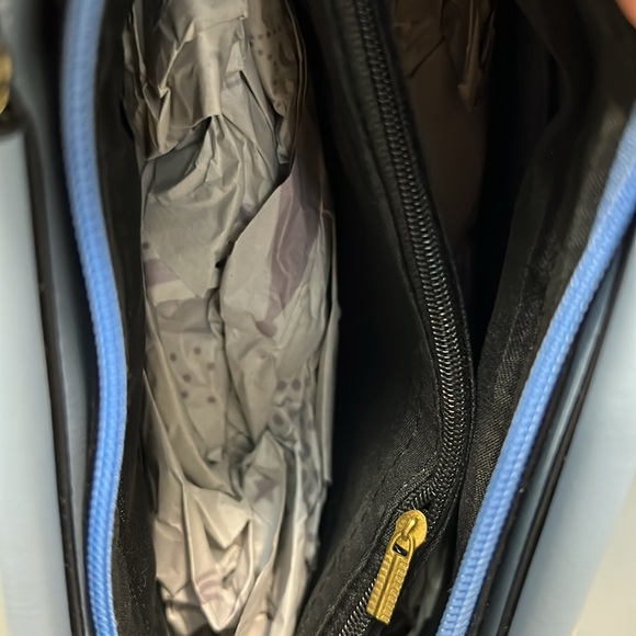 Elegant Blue Handbag with Daisy Charm and Wallet - Picture 7 of 9